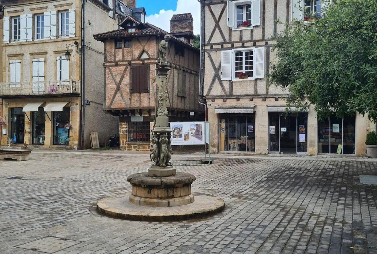 Mercadial Au Coeur De Saint-Cere Apartment